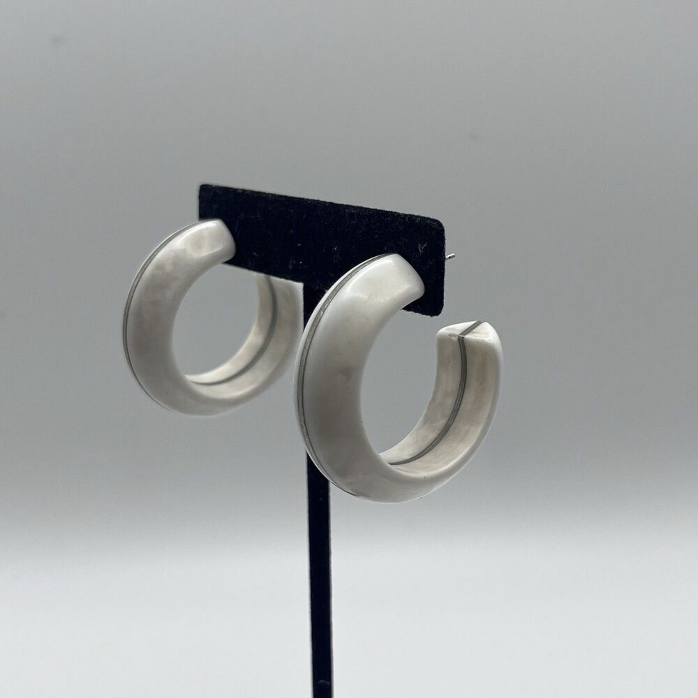 VINTAGE JEWELRY 1970s Mid Century Modern Cream Marbled Plastic Metal Earrings